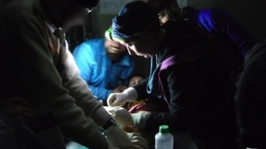 Image d'illustration : Un garçon grièvement brûlé dans un poste médical avancé, en Syrie, soigné par un médecin d'MSF (© Brigitte Breuillac/MSF)