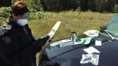 Gendarme de la GRC procédant à une saisie de fentanyl. (crédits : GRC)