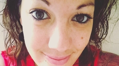 Mélissa Mougenot est atteinte du syndrome d'Ehlers-Danlos. Elle est l'auteure d'un un blog, SED en l'air, sur lequel elle raconte sa vie avec la maladie.