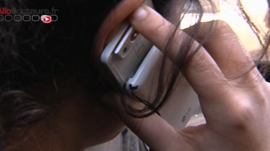 Téléphone au volant : une mauvaise habitude qui augmente (image d'illustration)