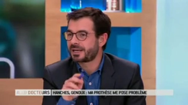 Ma prothèse de genou fait du bruit, est-ce normal ?