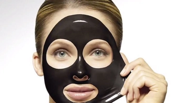 La composition opaque de certains masques contre les points noirs (Image d'illustration)