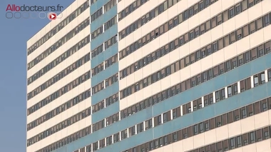 Quand les tocs sont très invalidants et résistent à plusieurs traitements médicamenteux et à la thérapie cognitive et comportementale, certains patients peuvent bénéficier de la stimulation cérébrale profonde