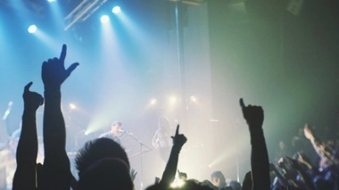 Le niveau sonore maximum moyen, mesuré sur 15 minutes, passe de 105 à 102 décibels.