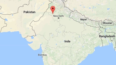 En Inde, les patients sont forcés de partager des lits et le personnel des hôpitaux est souvent débordé.