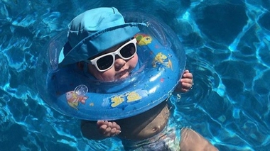 Les bouées de cou sont censées laisser les enfants libres de leurs mouvements.