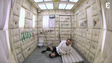 Capture d'écran d'une séquence de l'émission Fort Boyard du 24 juin 2017. La séquence "L'Asile" a été rebaptisée "La cellule capitonnée" la semaine suivante.