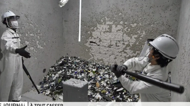 Casque, gants, combinaison, tout est conçu pour éviter de se blesser dans la "Fragment Room" ©Instagram/thefragmentroom