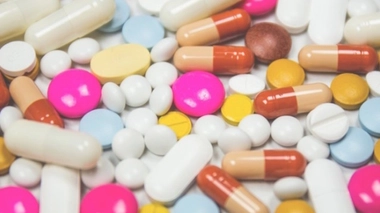 Covid-19 : bientôt une pilule qui divise par deux le risque d'hospitalisation ?