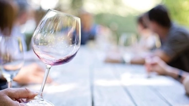 En défendant le vin Emmanuel Macron s'oppose à la ministre de la Santé