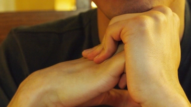 Contrairement à la rumeur, craquer ses doigts ne provoque pas d’arthrite ! 