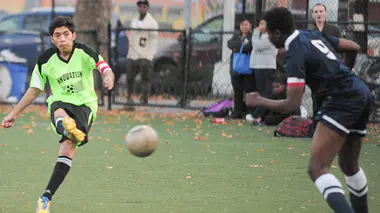 Aux alentours de six terrains de football en plein air à Lyon, Marseille et Paris, la concentration de dioxyde d’azote dépasse les limites européennes.
