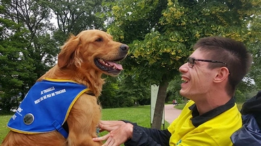 Un jeune handicapé interdit d'entrée dans un supermarché avec son chien