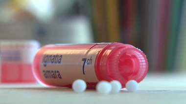 Quand un médecin propose de "traiter" l'homosexualité par l'homéopathie