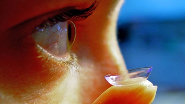 Contrairement une idée reçue, une lentille ne peut pas aller se nicher "derrière l’œil"