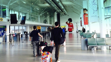 Dans les aéroports, les bacs en plastique sont des nids à virus