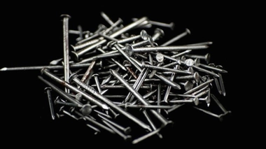 Il ingère 122 clous, une opération lui sauve la vie