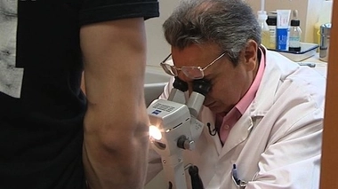 Près d'un homme sur dix et la moitié des femmes infectées ne présentent aucun symptôme