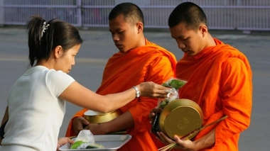 Bonzes thaïlandais recevant l'offrande de nourriture (cc-by-sa Sry85)