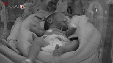 Bébés prématurés : bientôt un congé paternité plus long ?