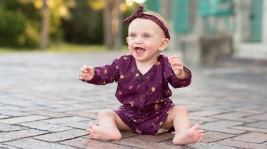 Un bébé gloussait 17 heures par jour… il souffrait en fait d’une tumeur au cerveau