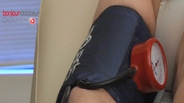 La prise de tension est effectuée en respectant des critères précis 