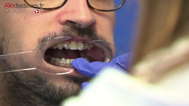 Au bloc opératoire, la photographe veille à ne pas toucher le matériel stérile.