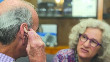 Premiers signes de démence sénile : et si c'était un problème d'audition ?