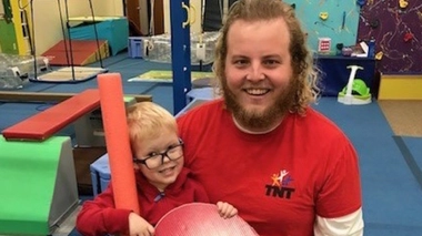 Vidéo : Un petit garçon en fauteuil roulant fait du trampoline pour la première fois