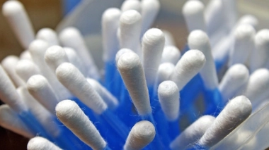 Il développe deux abcès intracrâniens à cause d’un coton-tige