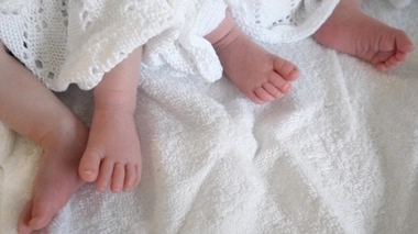 Italie : des jumeaux naissent avec deux mois d’écart