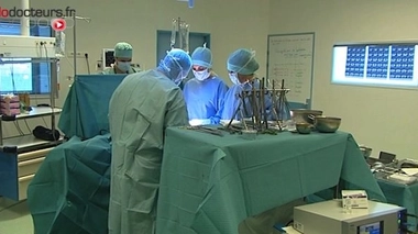 Un patient opéré des cervicales a déclaré une sévère infection suite à l’oubli d’une compresse dans sa gorge.