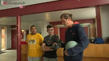 Ce professeur de sport a été choisi par une équipe de prothésistes pour tester une main bionique pendant sa rééducation