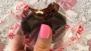 Le "shell on" challenge : quand manger ses emballages devient tendance