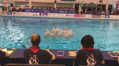 Toutes les nageuses de l'équipe doivent être parfaitement coordonnées pour réussir le porté.