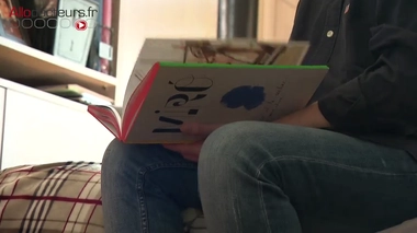 Equipée d'un casque et d'écouteurs, la mère d'un patient vit une expérience bouleversante.