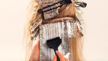 Des substances à risque dans les décolorants pour cheveux