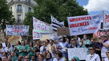 Des soignants de services d'urgences de plusieurs villes de France manifestent le 6 juin 2019 à Paris.