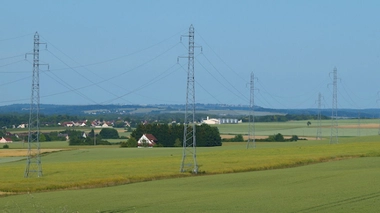 Un risque "possible" de leucémie chez les enfants associé aux lignes à haute tension, selon l'Anses