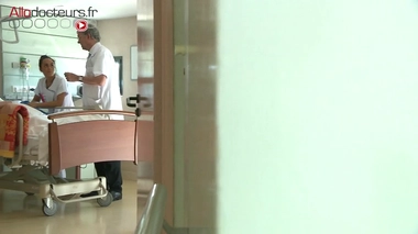 L’équipe soignante peut décider de mettre fin aux traitements mais non aux soins.