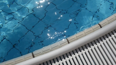 Désinfectants pour piscines : l’Anses appelle à la prudence