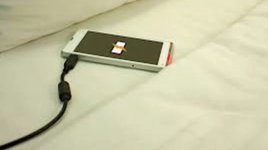 Une femme brûlée au cou à cause de son chargeur de portable