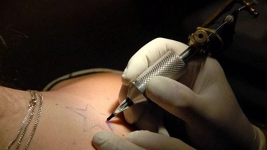 Un tatouage pourrait mesurer l'activité cardiaque, l'autre détecter des anomalies métabolliques