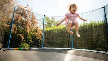 Entorse aux cervicales, fracture à la cheville ou au bras... la pratique du trampoline n'est pas sans risque