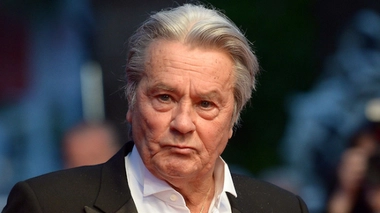 Alain Delon "a passé trois semaines en soins intensifs"