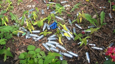 Gaz hilarant : le Parlement interdit l’usage détourné du protoxyde d’azote