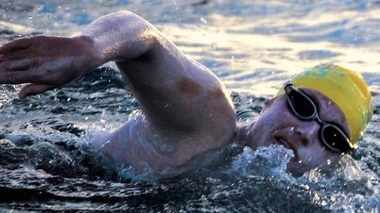 Après un cancer, elle traverse la Manche quatre fois d’affilée !