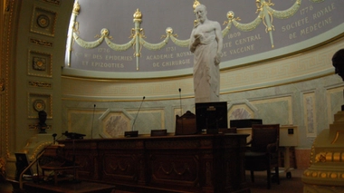 Pupitre de la Chambre de l'Académie nationale de Médecine, à Paris.