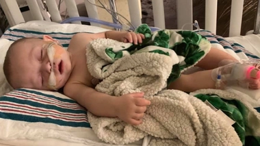 Une mère alerte sur les risques d’embrasser les bébés