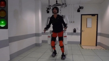 Un tétraplégique remarche grâce à un exosquelette connecté au cerveau